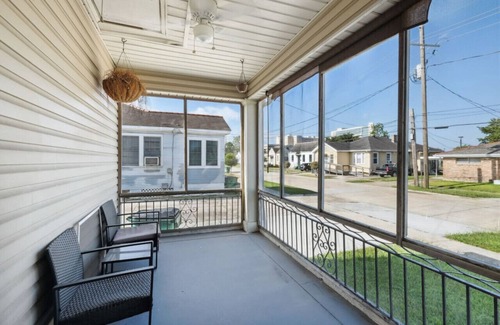 Jefferson Apartment | Safe & Center of NOLA Loft - walk to Ochsner!