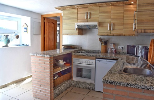 Pruna Apartment | SAFE & SECURE CASA DALI PRIVATE POOL & PATIO AREA.90 night minimum booking