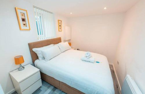 Trafford Apartment | Sale 2-Bedroom Apt Sleeps 5 with Free Parking