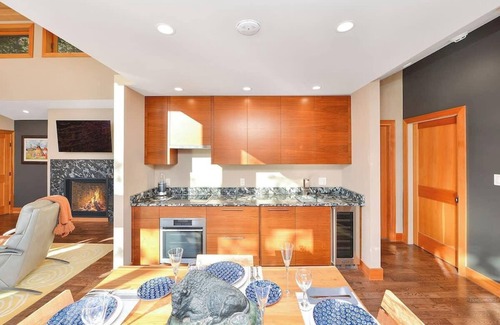 North Cowichan Condo | Salishan Tree House Suite