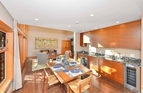 North Cowichan Condo | Salishan Tree House Suite
