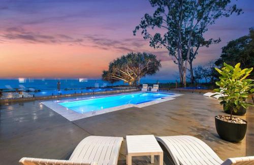 Traviston House | Salt & Stone Villas - on the beach, pets by app
