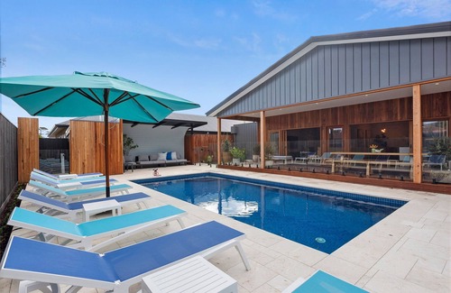 Rye House | Saltwater FIELD-650m to beach+8m heated*POOL-6 bedrooms, up to 22 guests FOXTELn