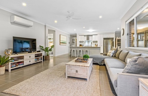 Kingscliff House | Salty Pause at Bondi House - with Spa and Pet Friendly!