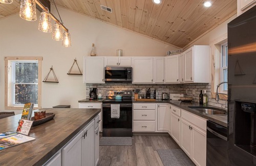 Saluda House | Saluda Creek Cottage, secluded, Great Wifi