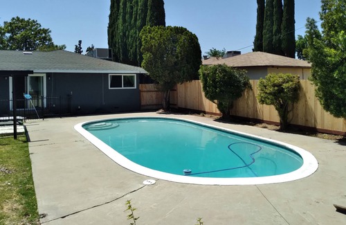 Raisin House | Sambanni Inn "Cozy" large pool and back yard relaxing quite home.