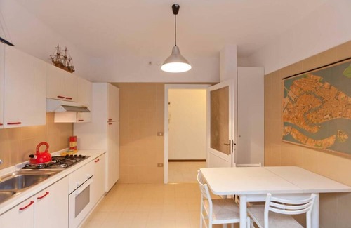 Dorsoduro Apartment | San Basegio ai Squeri in Dorsoduro view on Canal della Giudecca (027242LOC02244)