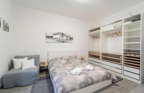 Barriera Vecchia-San Giacomo Apartment | San Giacomo District Modern Apartment