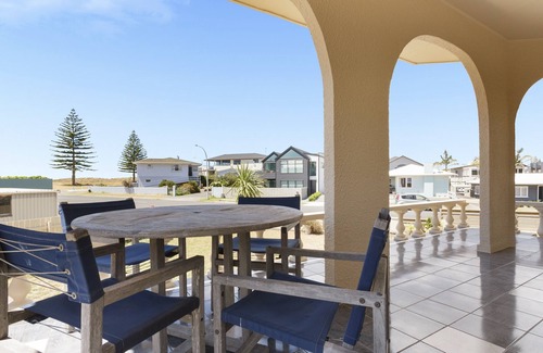 Omanu Cottage | Sand Castles - Mount Maunganui Holiday Home