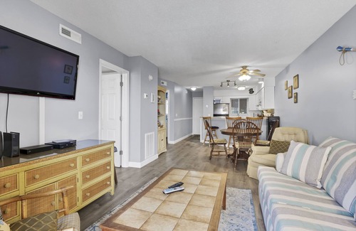 Wilmington Beach Condo | Sand Pebbles A9–Unwind and enjoy ocean views with easy beach access
