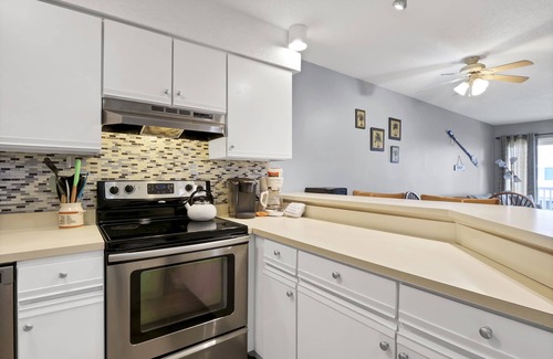 Wilmington Beach Condo | Sand Pebbles A9–Unwind and enjoy ocean views with easy beach access