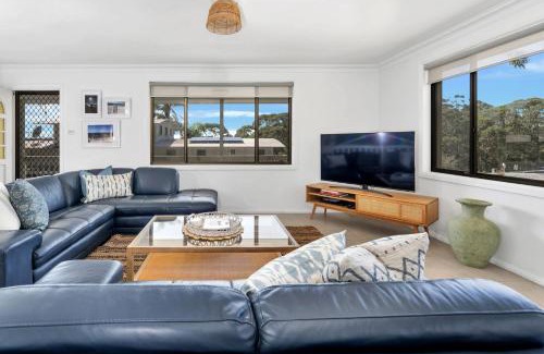 Hyams Beach House | Sandals at the Bay Upstairs sleeps 6 Hyams Beach