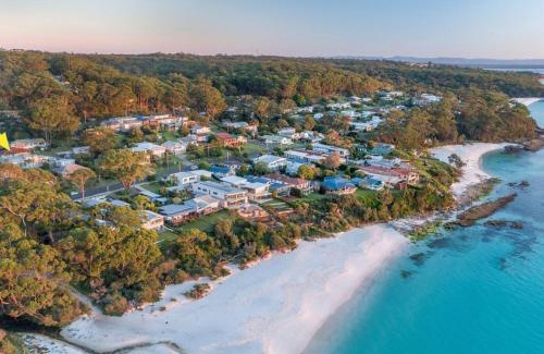 Hyams Beach House | Sandals at the Bay Upstairs sleeps 6 Hyams Beach