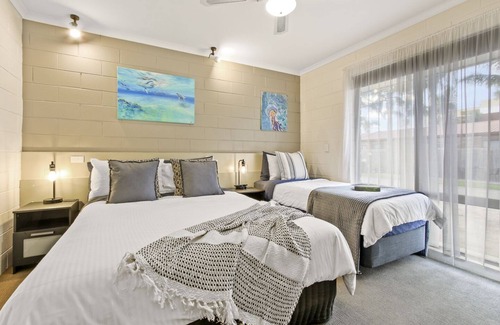 Lakes Entrance Hotel | Sandbar Motel