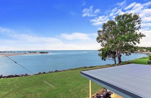 Toogoom House | Sandbar on Moreton – Waterfront -5 bedrms-3 baths-Sleeps 10-WiFi-2 TVs-Linens