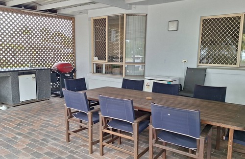 Traviston House | SandNSea - Only Steps to the beach -Pet Friendly Accommodation