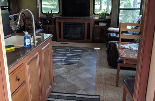 Hot Springs House | Sandpiper 40ft RV @EvansCliff/HotTub on deck, BBQ grill