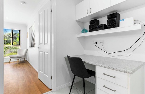 Traviston House | Sandpiper - Walk to beach - Sleeps 6 - Air Con - Linen - Wifi