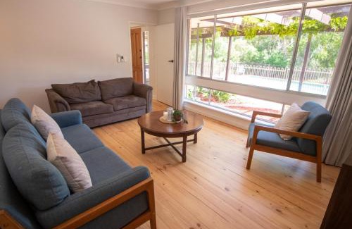 Seacliff Park House | Sandy Pool Shack - Pet Friendly