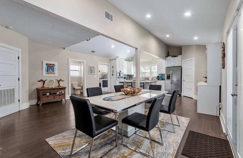 Lincolnville House | Sanford Splash l Pool l Dogs OK l Walk to DNTN