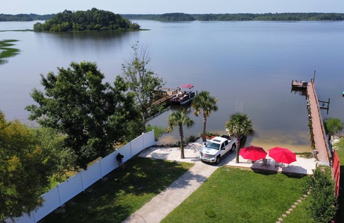 Summerton House | SANITIZED! Lake Marion Lakefront Sandy Beach, Ramp, Sleeps 19, Wi-Fi Cable