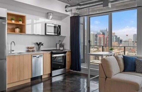 Connaught House | "Sapphire" Calgary Tower Views | Bright Studio| AC