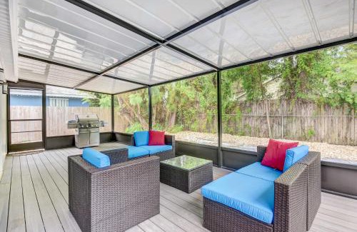 Bayou Oaks House | Sarasota Home with Screened Porch, Walk To Zoo!