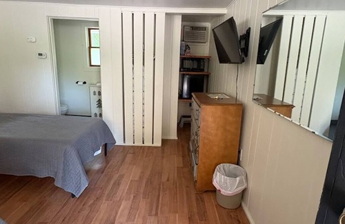 Saratoga Springs Apartment | Saratoga Garden Motel - Room 5