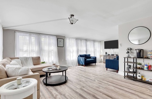 Saratoga Springs Cottage | Saratoga Lake, 3 Cottages on Property, 7 Bedrooms, Beach/Dock & Best Sunsets!