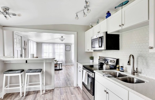 Saratoga Springs Cottage | Saratoga Lake, 3 Cottages on Property, 7 Bedrooms, Beach/Dock & Best Sunsets!