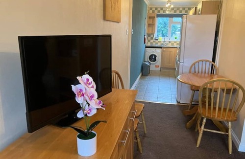 Burgess Hill Apartment | Sawyers Lodge is a charming flat, in a quiet cul-de-sac for up to 4 guestsn