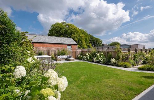 Winchester House | Saxon Lodge, Luxury Retreat in Winchester, HotTub!