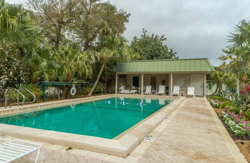 Sanibel Condo | Sayana of Sanibel 101, 2 Bedroom Gulf Front Corner Unit Condo with 2 Bikes