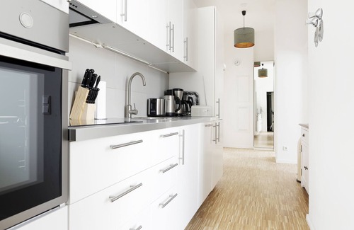Charlottenburg Apartment | SC 1 box spring beds 70 sqm 3 rooms + balcony + elevator