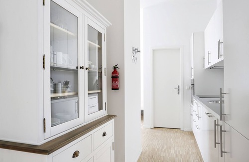 Charlottenburg Apartment | SC 3 box spring beds +70 sqm + 3 rooms + balcony + elevator