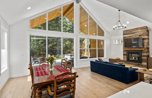 Roslyn House | Scandinavian Inspired Home at Forest Edge with Hot Tub