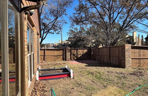Farmers Branch House | Scarlet Oak Home - 3BR and 2BA