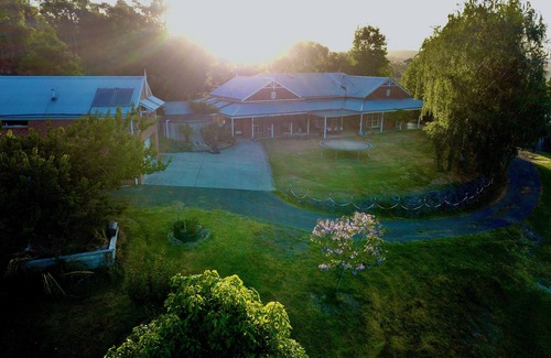 Yinnar South House | SCARLET OAK HOMESTEAD RURAL RETREAT ACCOMMODATION