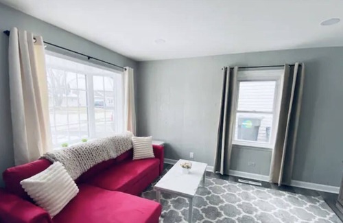 Streamwood House | Scarlet Star - 3Br home in Streamwood