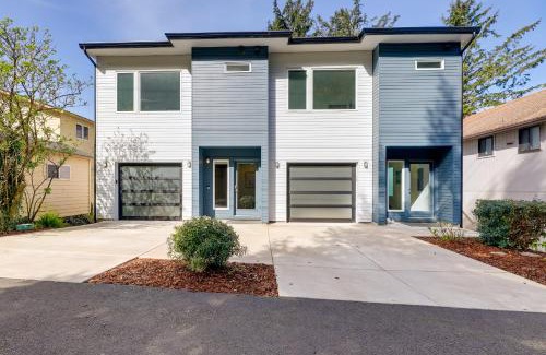 Depoe Bay House | Scenic Depoe Bay Townhome with Deck Less Than 1 Mi to Parks!