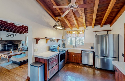 Tucson House | Scenic desert home with mountain views, covered patio, AC, & washer/dryer