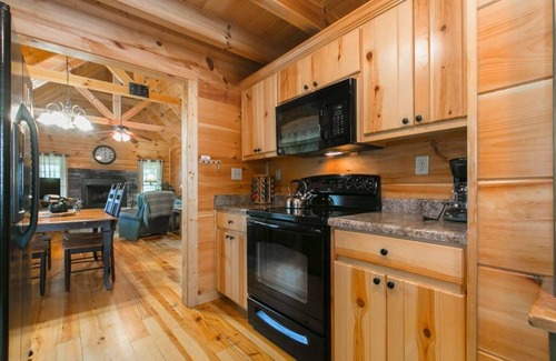 Black Mountain Cabin | Scenic Getaway: Cozy with Hot Tub, Fast Wifi, Serene Pond View, Close to Town