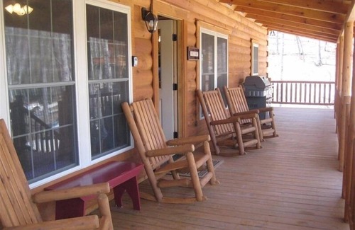 Black Mountain Cabin | Scenic Getaway: Cozy with Hot Tub, Fast Wifi, Serene Pond View, Close to Town