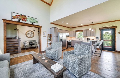 Lindseyville House | Scenic Getaway w/Deck: 7 Mi to Mammoth Cave Park!