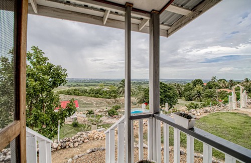 Georgeville Cabin | Scenic hilltop studio with shared plunge pool, kitchenette, AC, & WiFi
