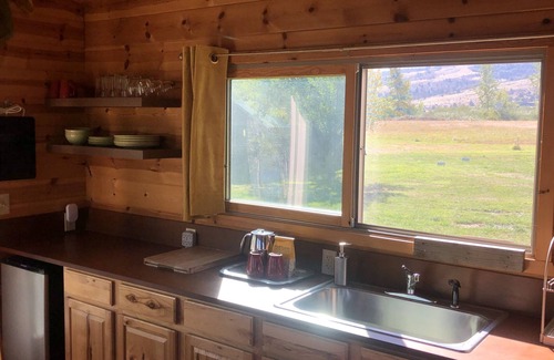 Maupin Cabin | Scenic Maupin Tiny House - 12 miles from Deschutes River