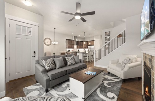 Loveland House | Scenic Mountain Retreat Golf, Pickleball, Relax