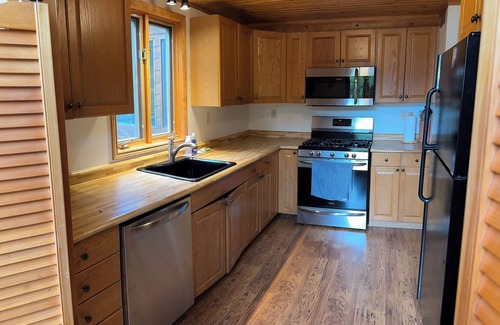 Highlands East Cottage | Scenic Paudash Lake Rental: Comfortable Cottage for Nature Lovers and Adventures