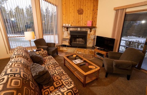 East Kootenay Villa | Scenic Rocky Mountain Location for Christmas Week