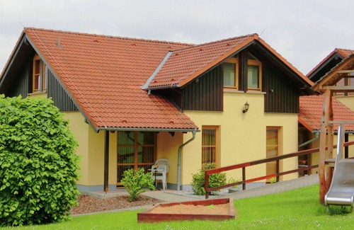 Neuscheidenbach House | Schöne Doppelhaushälfte mit Terrasse in Schirgiswalde